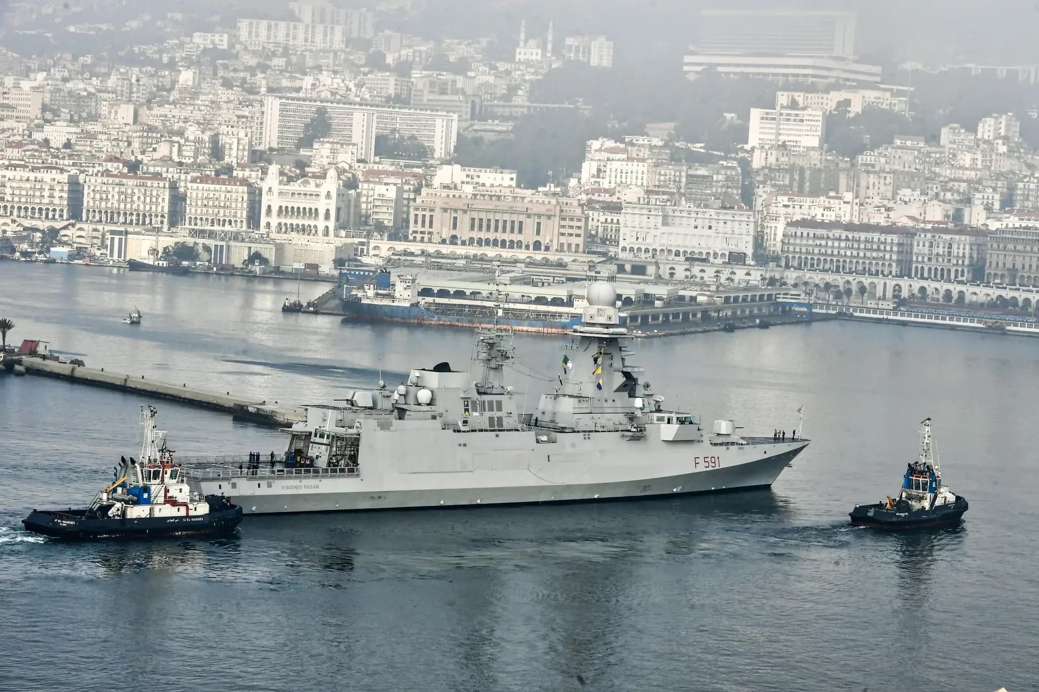 Atraque de la fragata italiana "Virginio Fasan" en el puerto de Argel