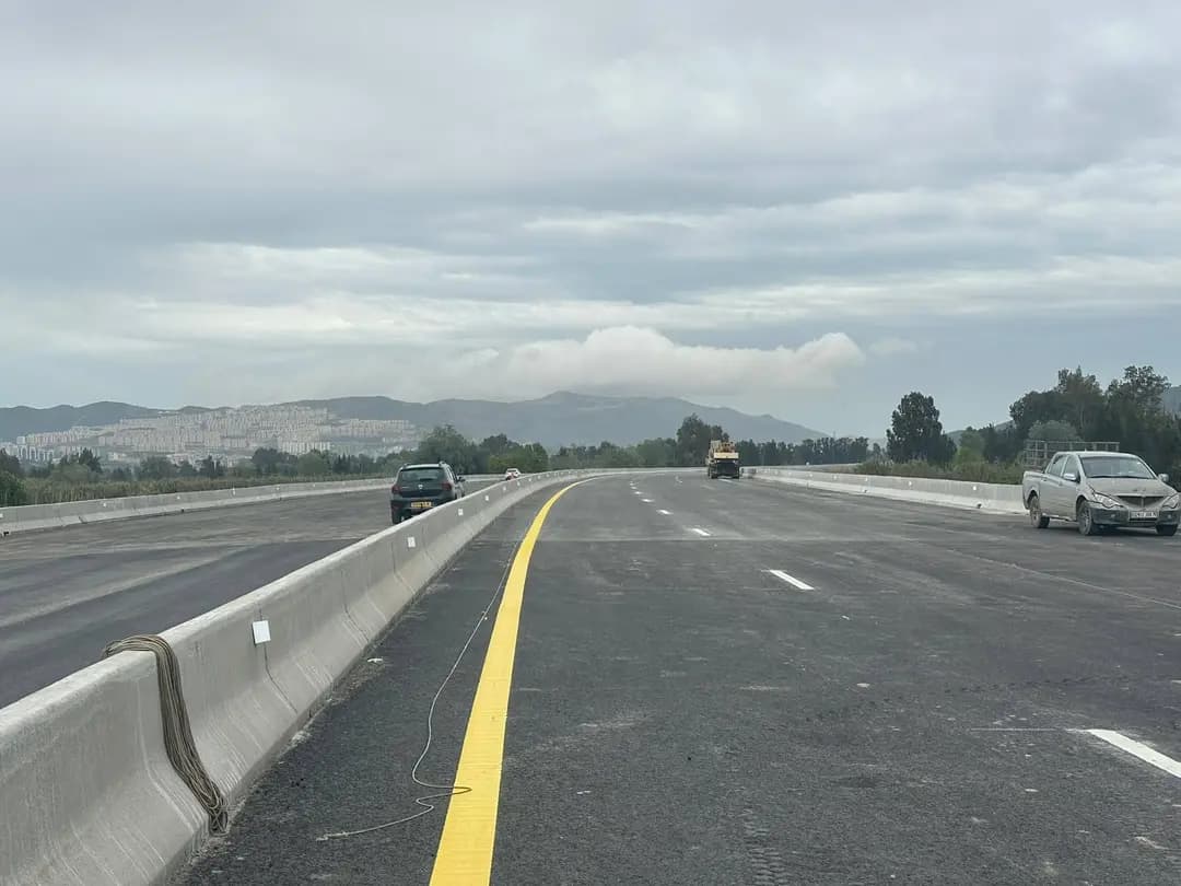 Esfuerzos continuos sobre el terreno para reforzar la red vial en todo el país