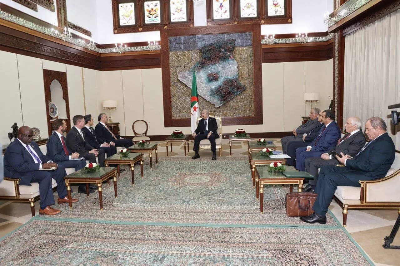 Presidente Tebboune recibe al asesor del presidente estadounidense para África, Asuntos Árabes y Medio Oriente