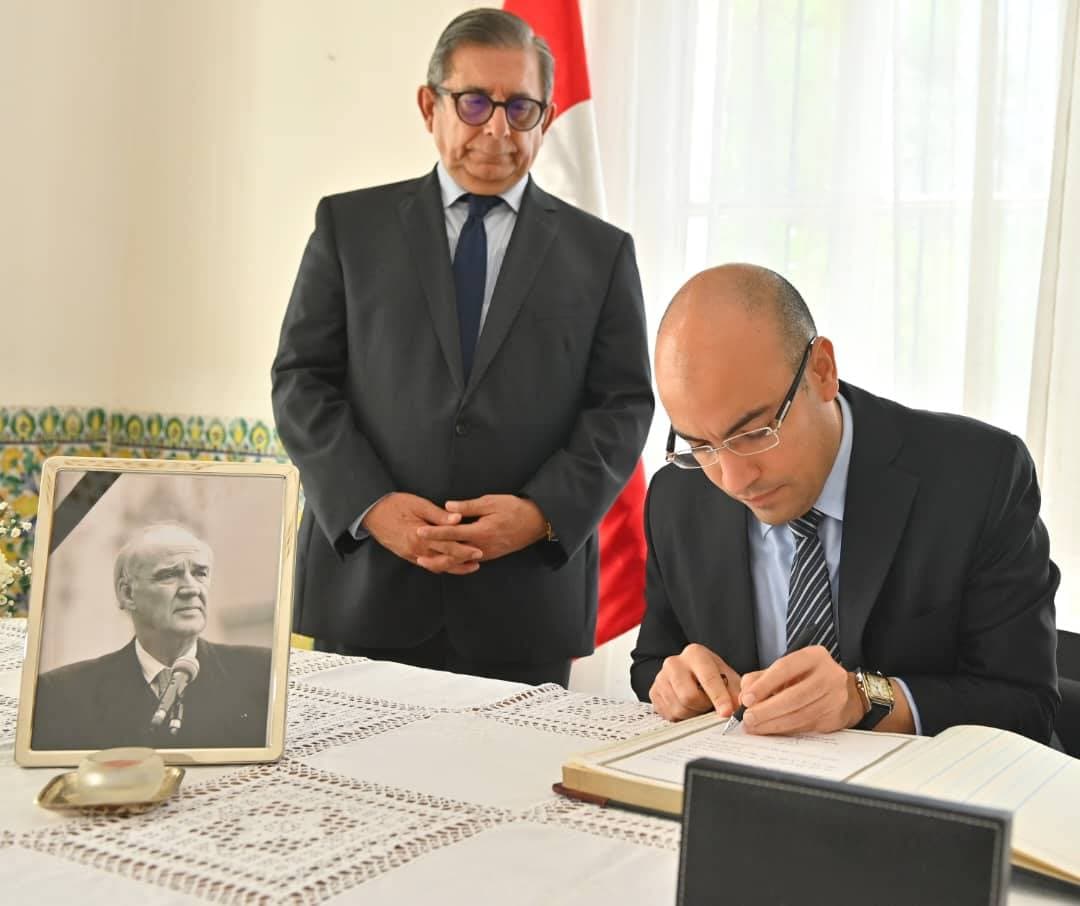 El secretario de Estado ante el ministro de Asuntos Exteriores, encargado de la Comunidad Nacional en el Extranjero, Sofiane Chaib, firma en la sede de la embajada de Perú en Argel el libro de condolencias tras el fallecimiento del exministro peruano de Relaciones Exteriores, José Antonio García Belaunde.