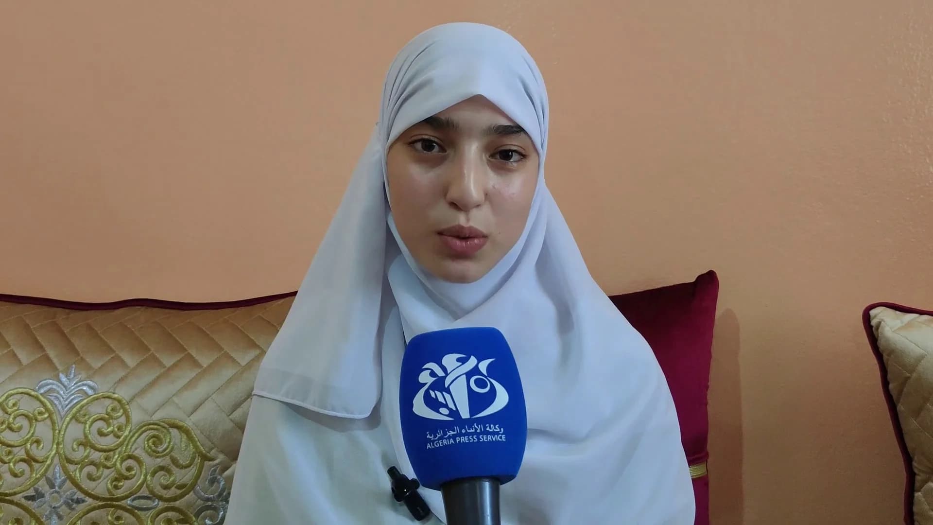 La alumna Raounak Zani, del instituto Sahraoui-Zoughlami de Taoura, Souk Ahras obtuvo primer puesto nacional en el bachillerato 2025 (rama de ingeniería eléctrica) con una media de 19,70.