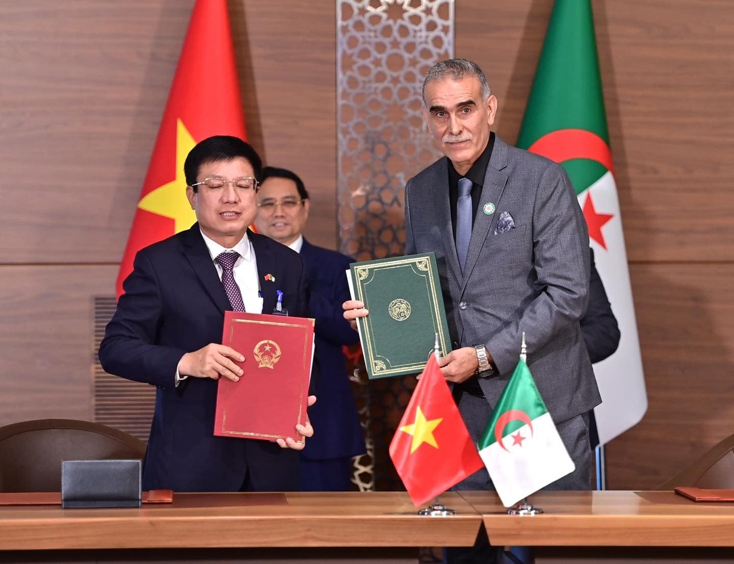 Firma de memorandos de entendimiento entre Argelia y Vietnam