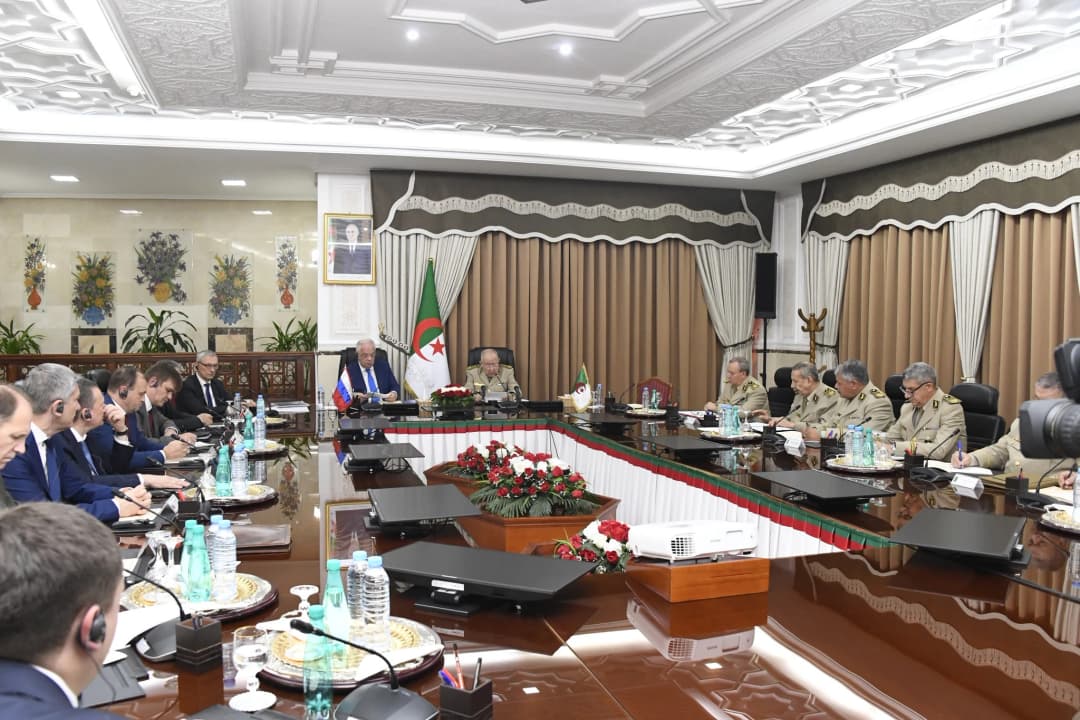 El General de Ejército Saïd Chanegriha, ministro delegado ante el ministro de Defensa Nacional y jefe del Estado Mayor del Ejército Nacional Popular (ANP), recibió el martes en la sede del Estado Mayor del ANP al director del Servicio Federal para la Cooperación Militar y Técnica de la Federación de Rusia, Shugaev Dimitry