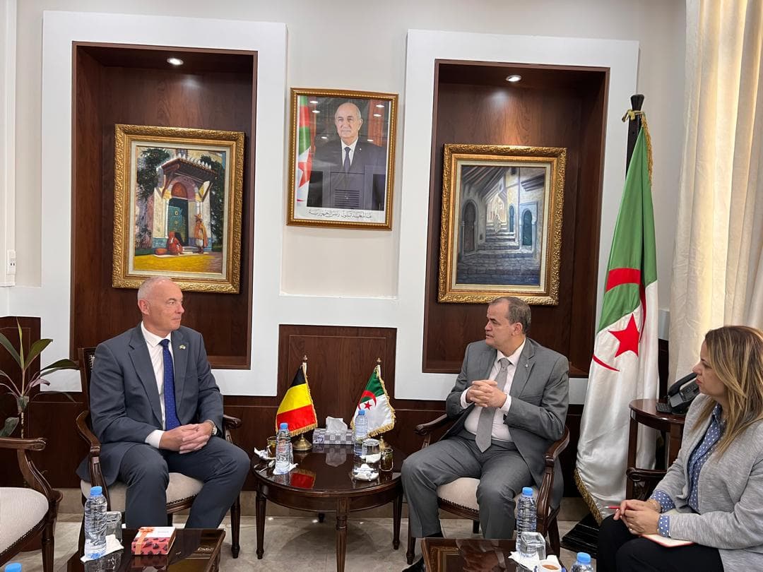 Rezig examina con el embajador de Bélgica el fortalecimiento de la cooperación económica y comercial