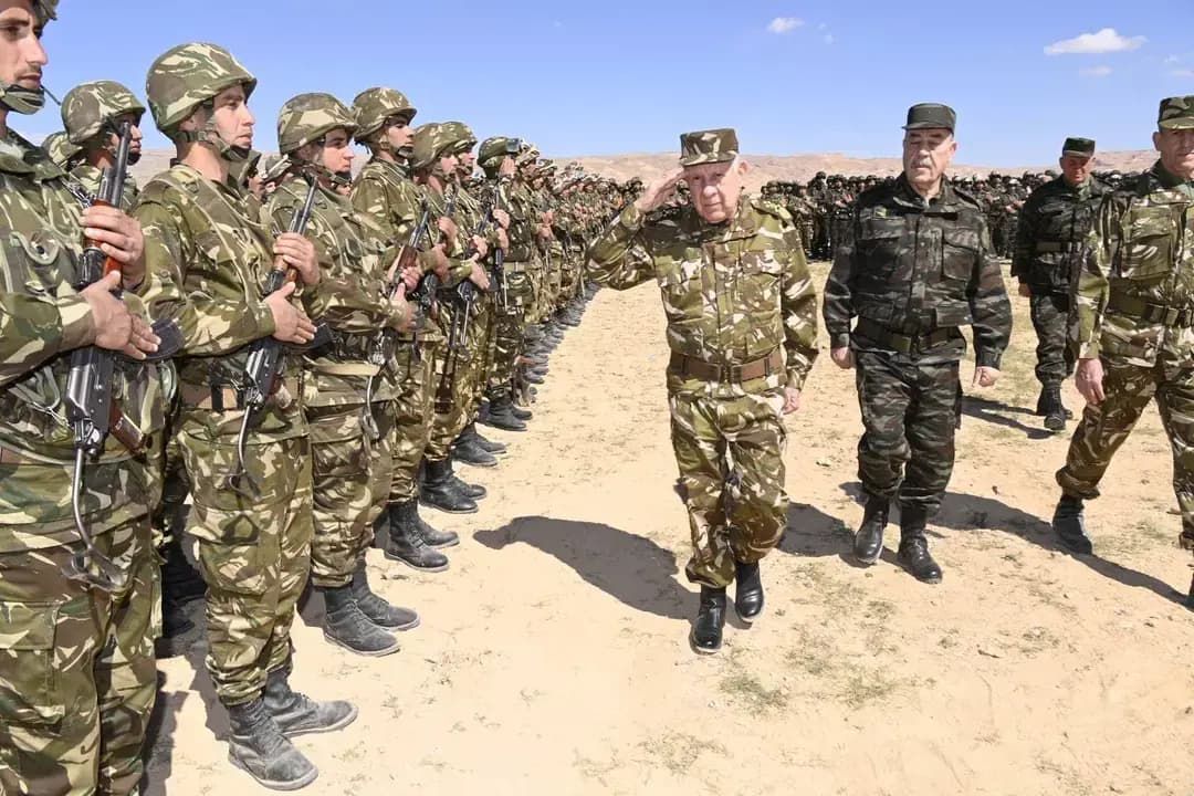 General de Ejército Saïd Chanegriha inspecciona los destacamentos militares que participaron en la operación antiterrorista en Tébessa