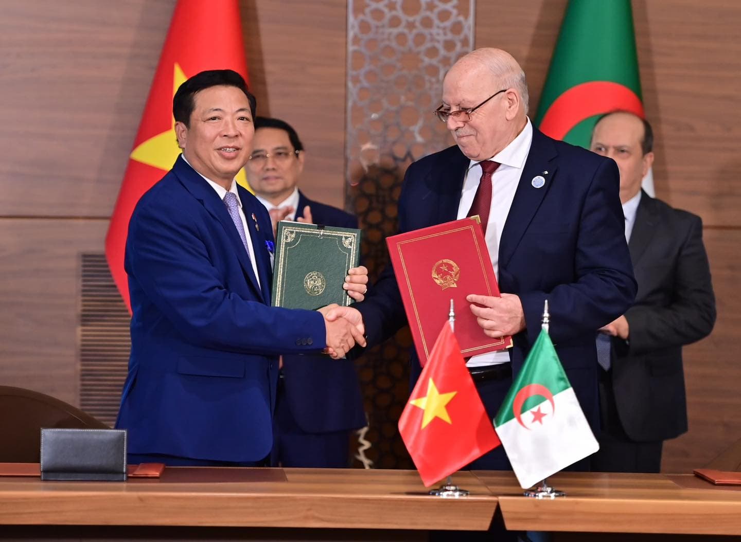 Firma de memorandos de entendimiento entre Argelia y Vietnam