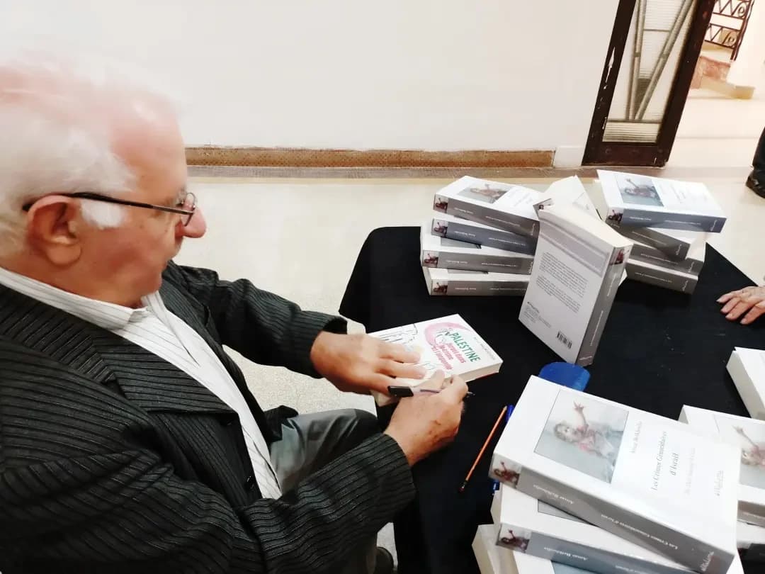 El historiador Ammar Belkhodja presenta su libro sobre los crímenes de genocidio de la entidad sionista
