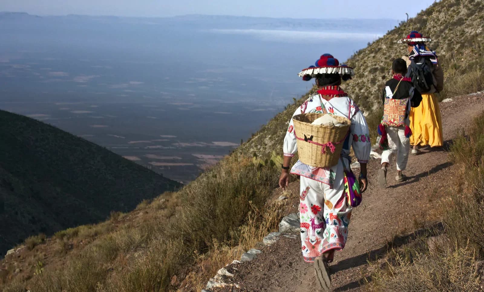 La ruta de Wixárica o de los Huicholes, un camino de peregrinación de 500 km recorrido por un pueblo autóctono de México y jalonado por decenas de sitios naturales sagrados, fue inscrita el sábado en el patrimonio mundial de la UNESCO.