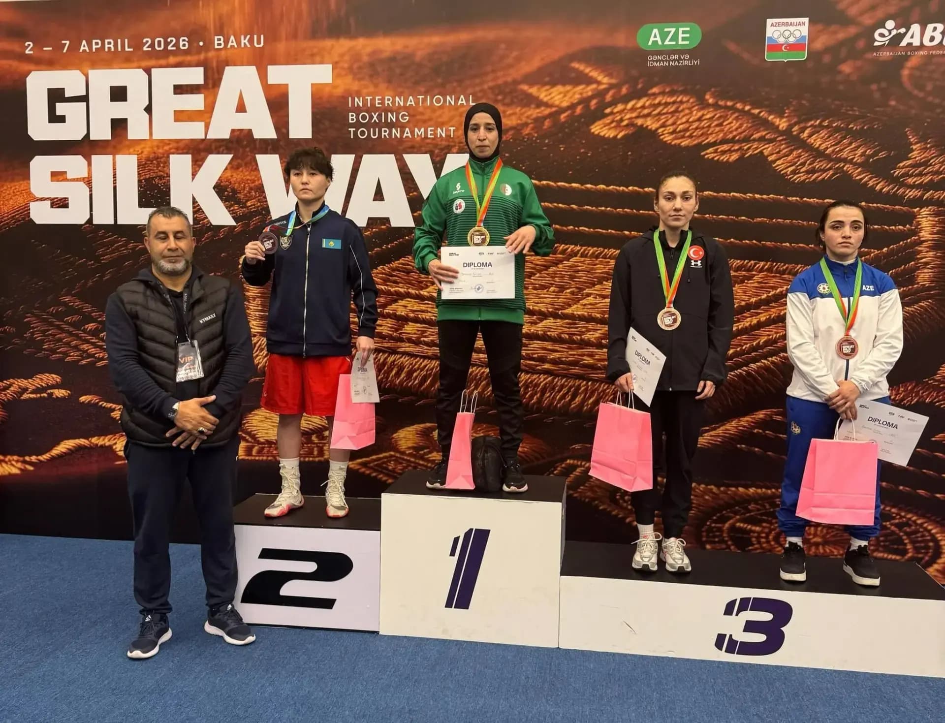 La boxeadora argelina Mansouri Fatiha se lleva el oro en la categoría (-51 kg)