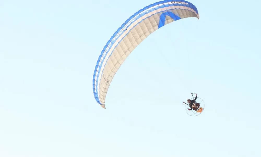 Gran afluencia de público en la inauguración del 9.º Rally Turístico Nacional en El-Meniaa