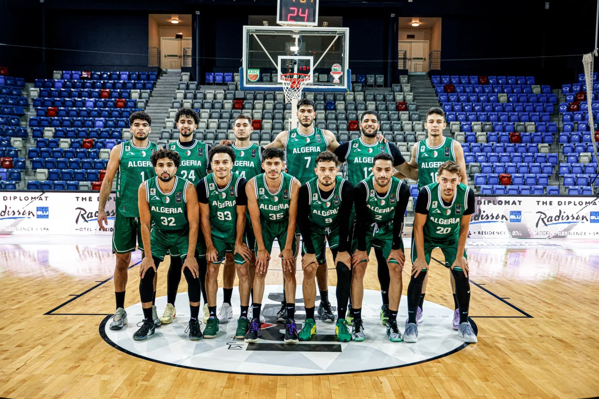 La selección masculina de baloncesto de Argelia se impuso a su homóloga tunecina por 86 a 81 (descanso: 36-32), en partido correspondiente a la primera jornada del Campeonato Árabe de Naciones 2025, disputado el viernes en Manamá.