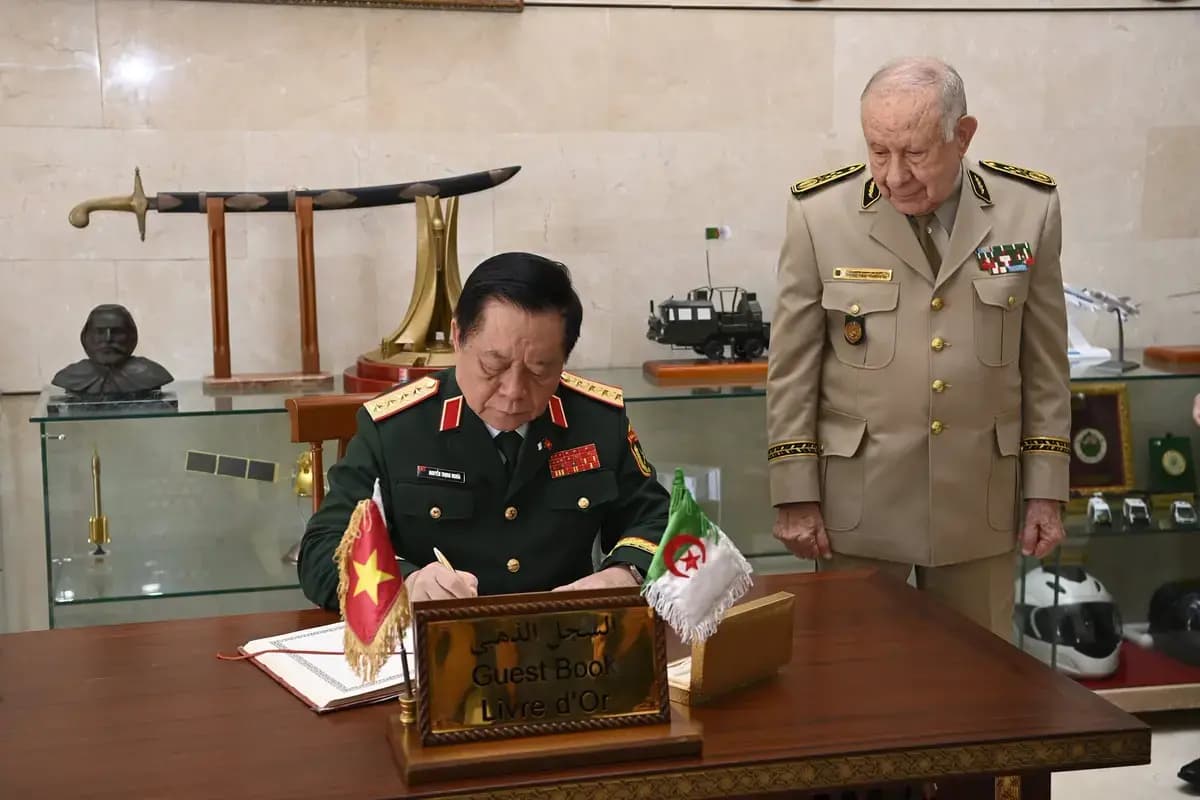 Chanegriha recibe al director del Departamento General de Política del Ejército Popular de Vietnam