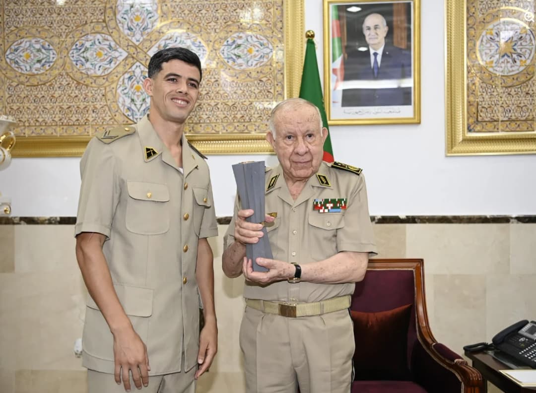 Chanegriha honra al campeón del mundo, el atleta Djamel Sedjati