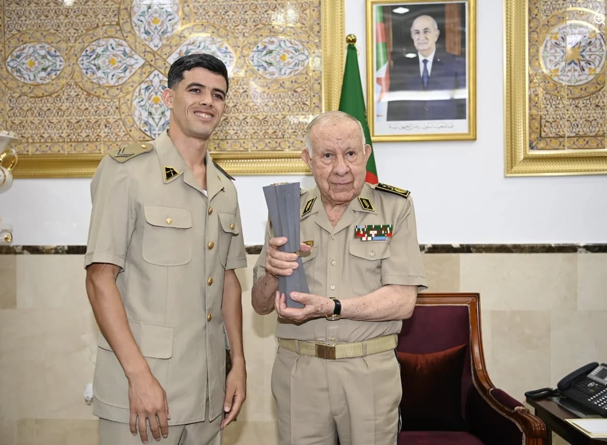 Chanegriha honra al campeón del mundo, el atleta Djamel Sedjati