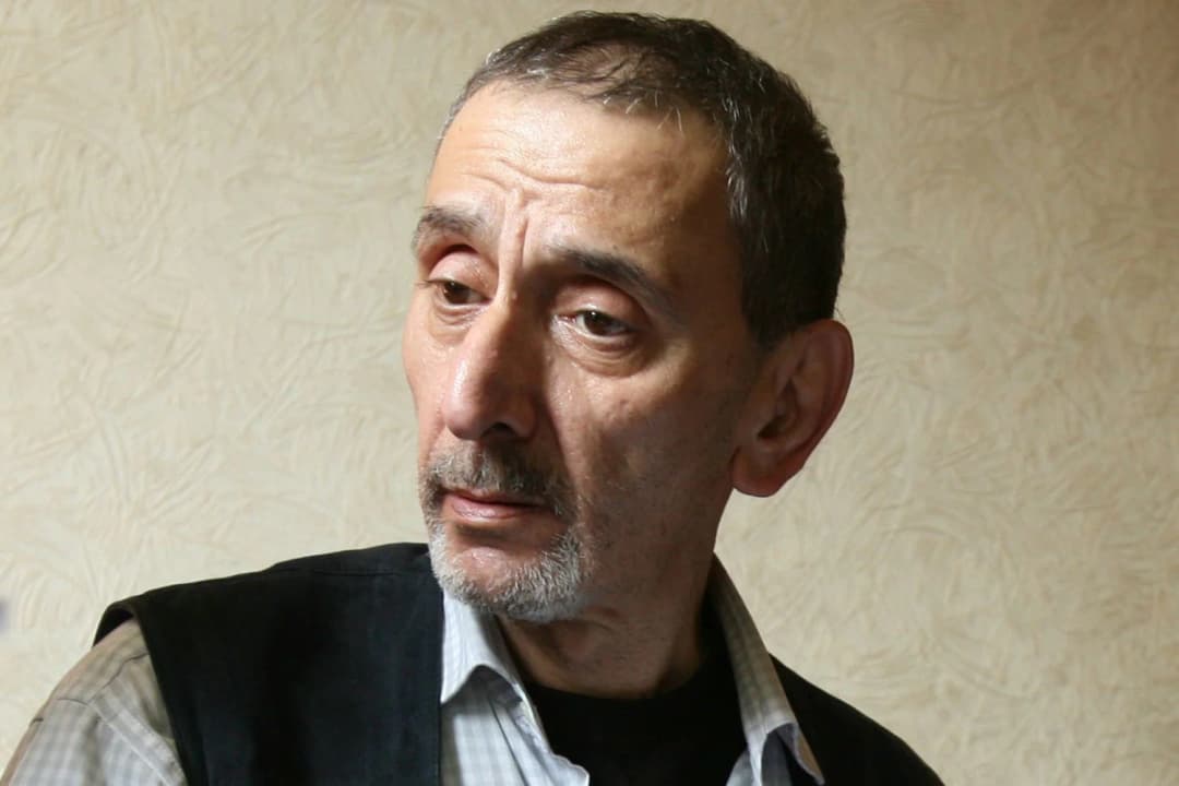 El artista libanés Ziad Rahbani falleció en Beirut a los 69 años, tras una prolífica trayectoria artística que dejó una profunda huella en la música y el teatro libanés y árabe