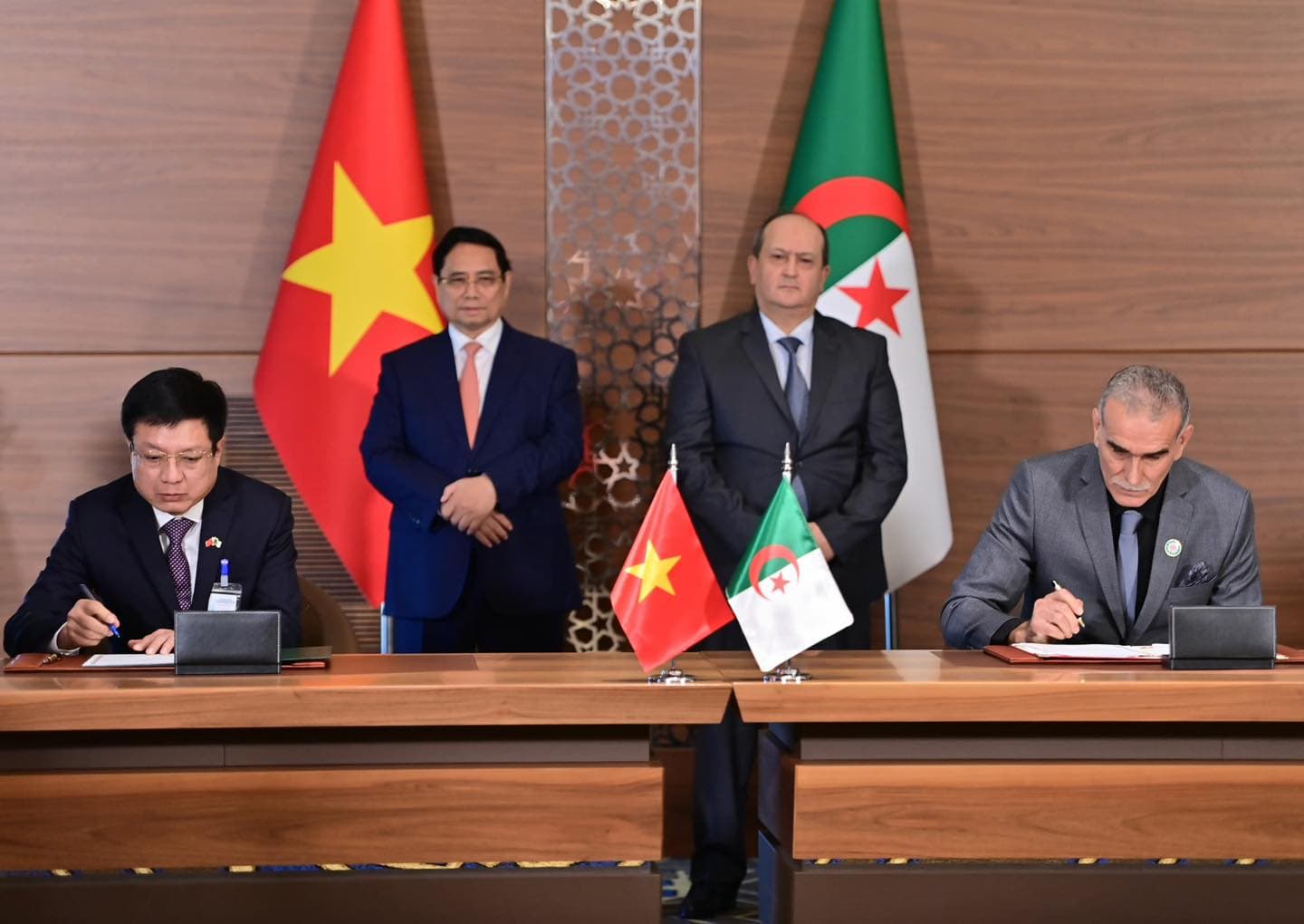 Firma de memorandos de entendimiento entre Argelia y Vietnam