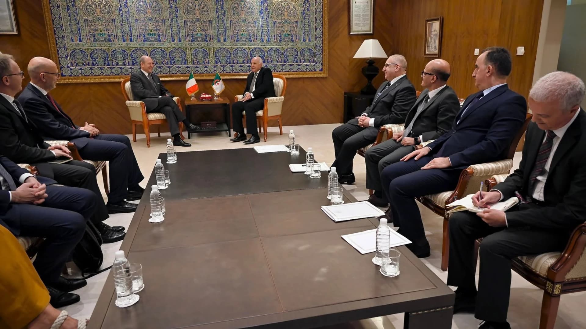 Ahmed Attaf, Ministro de Asuntos Exteriores, Comunidad Nacional en el Extranjero y Asuntos Africanos, con Riccardo Guariglia, Secretario General del Ministerio de Asuntos Exteriores de Italia