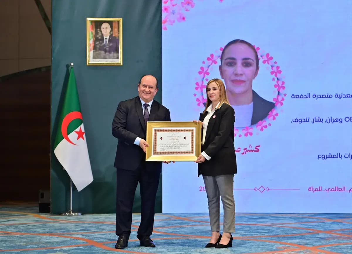 PM preside la ceremonia de distinción de mujeres eminentes