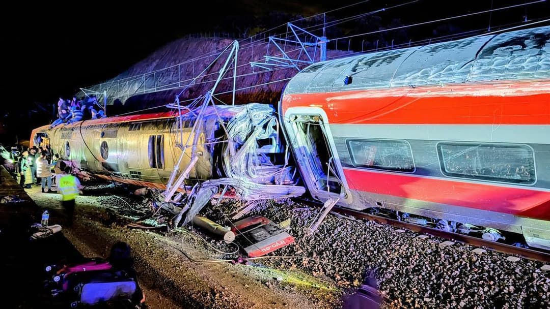 Al menos 39 muertos al descarrilar dos trenes de alta velocidad en Córdoba