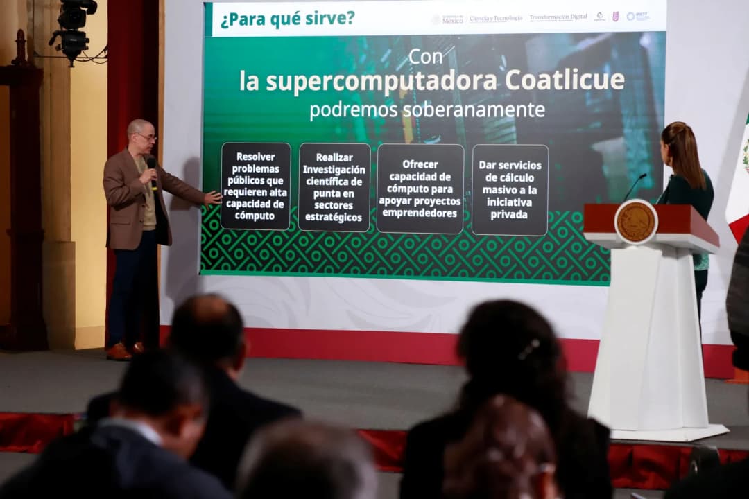 José Antonio Peña Merino, titular de la Agencia de Transformación Digital y Telecomunicaciones, y Claudia Sheibaum, presidenta de México, durante la presentación de la supercomputadora Coatlicue.