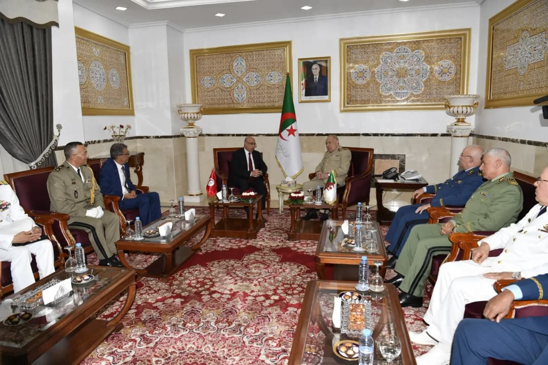El general de ejército Saïd Chanegriha, ministro delegado ante el ministro de Defensa Nacional y jefe del Estado Mayor del Ejército Nacional Popular (ANP), recibió este martes, en la sede del Estado Mayor del ANP, al ministro tunecino de Defensa Nacional, Khaled Elsehili, quien realiza una visita a Argelia al frente de una delegación militar de alto nivel