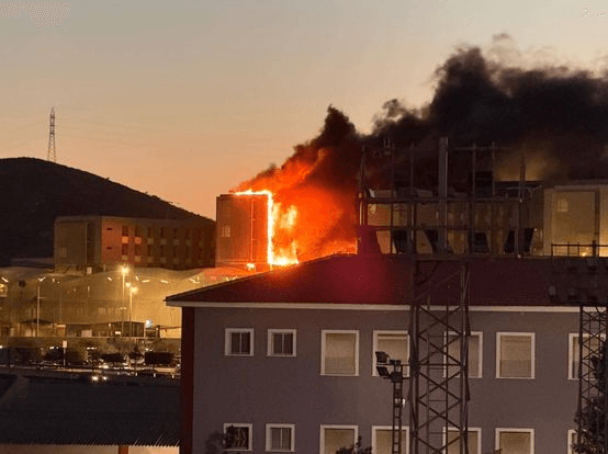 Espectacular incendio en un hospital del sureste de España 
