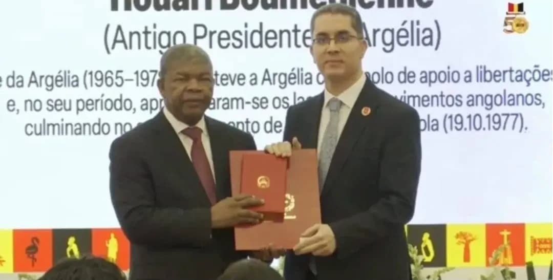 Presidente angoleño distingue a los expresidentes argelinos Houari Boumediene y Ahmed Ben Bella