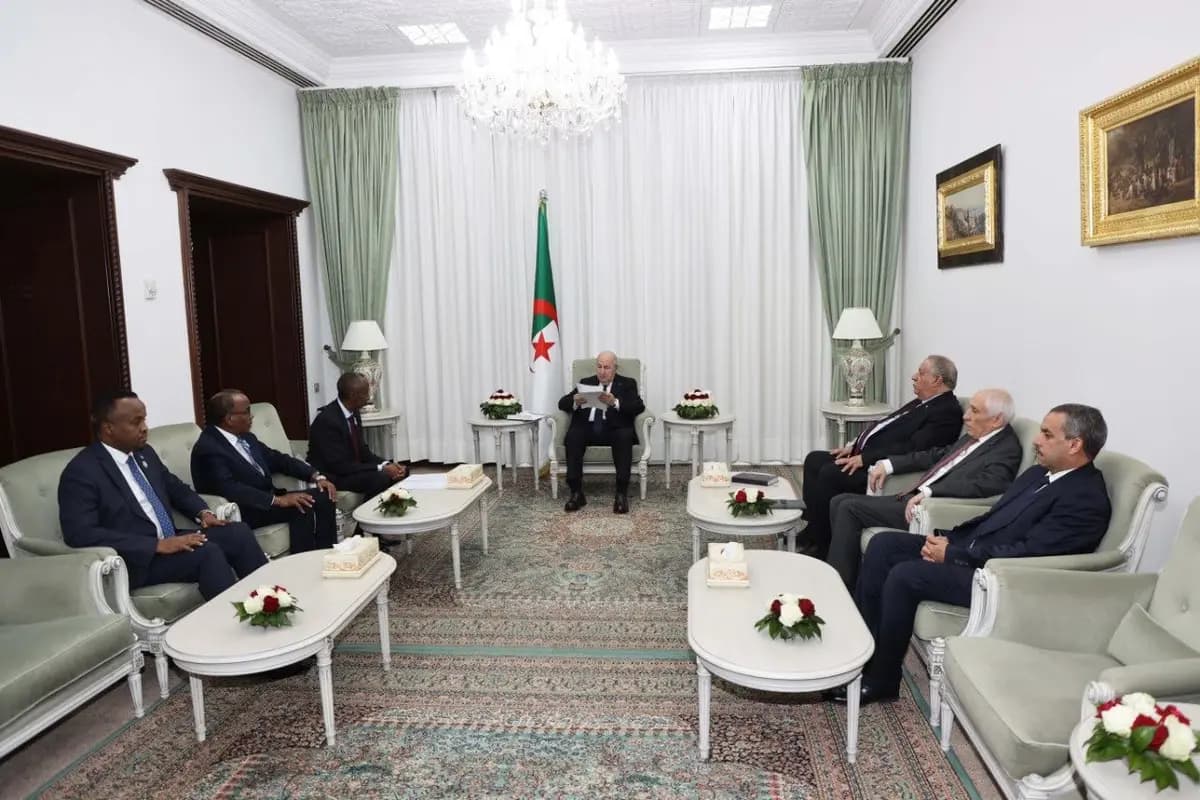 Presidente Tebboune recibe al enviado especial del presidente de la República Federal de Somalia