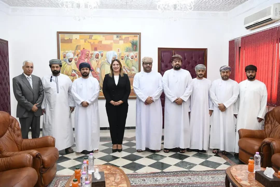 Djilali recibe a una delegación de la administración del Consejo de la Shura del Sultanato de Omán