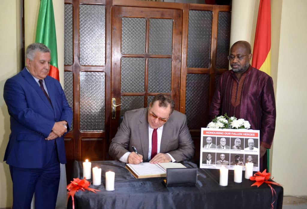 El ministro de Comunicación, Mohamed Meziane, firmó el lunes, en la sede de la embajada de la República de Ghana en Argel, en nombre del Gobierno argelino, el libro de condolencias por el fallecimiento de los ministros de Defensa y de Medio Ambiente y de otros altos responsables en un accidente de helicóptero en la región de Ashanti, en el sur del país.