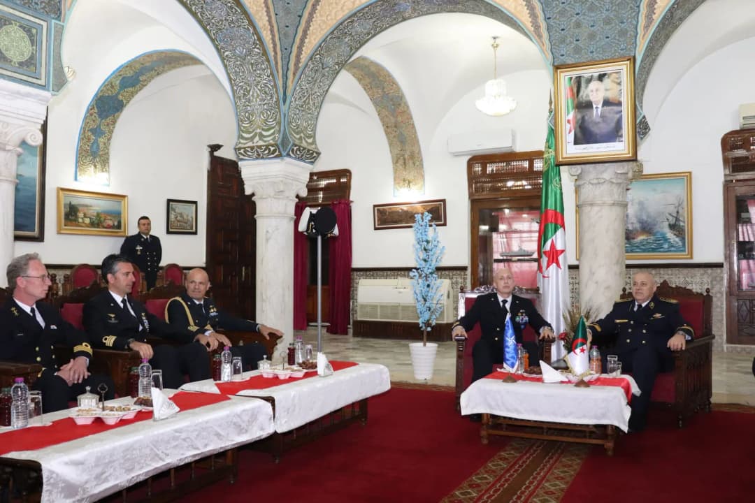 Atraque de la fragata italiana "Virginio Fasan" en el puerto de Argel