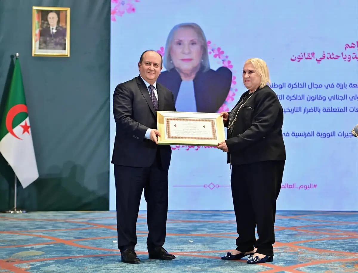 PM preside la ceremonia de distinción de mujeres eminentes