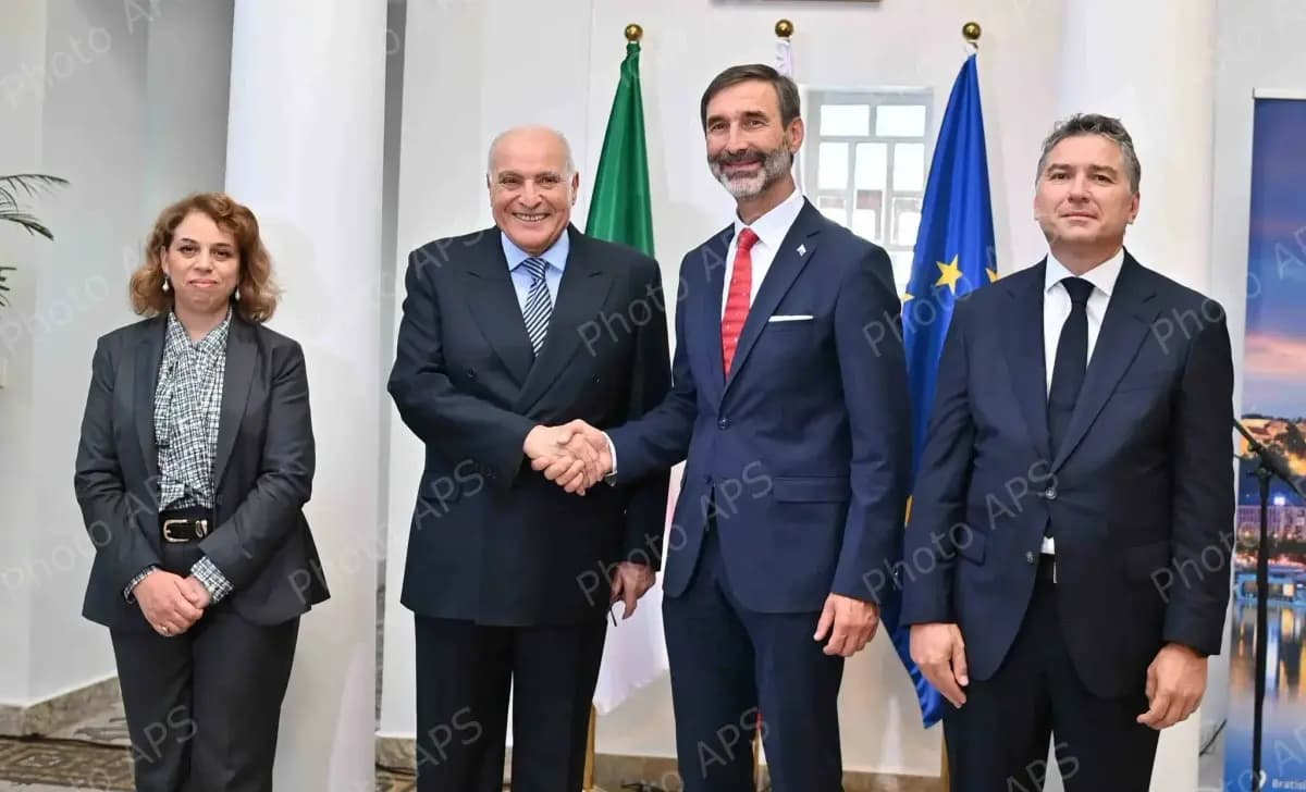 Attaf y su homólogo eslovaco inauguran la Embajada de Eslovaquia en Argelia