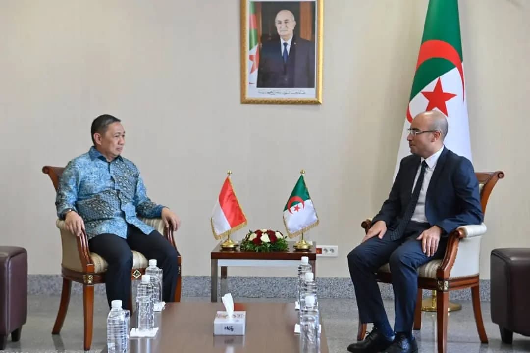 El secretario de Estado ante el ministro de Asuntos Exteriores, encargado de la Comunidad Nacional en el Extranjero, Sofiane Chaib, recibió al viceministro de Asuntos Exteriores de la República de Indonesia, Muhammad Anis Matta