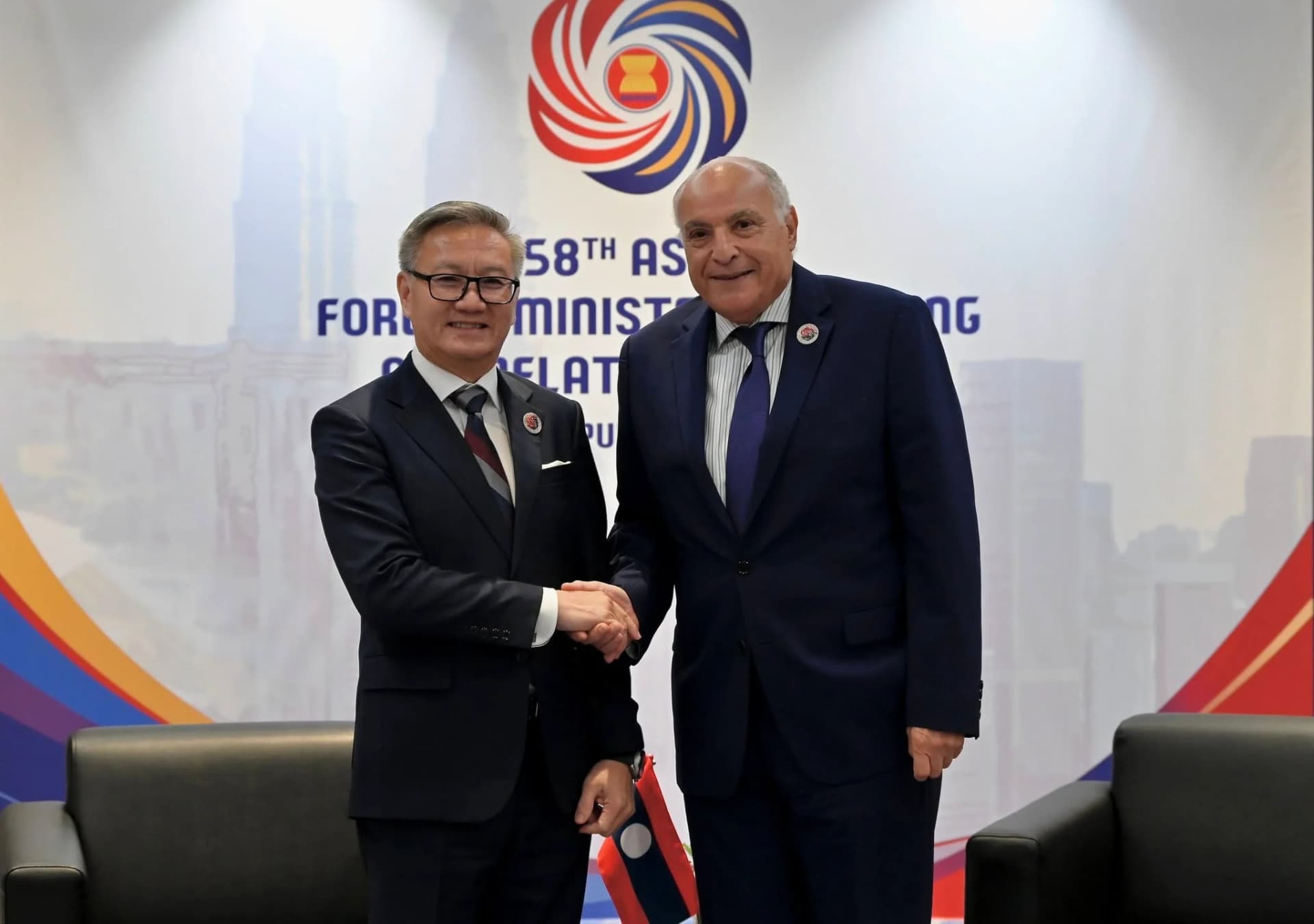 MAE de Argelia, Ahmed Attaf, y MAE de Laos, Thongsavanh Phomvihane mantienen conversaciones bilaterales 