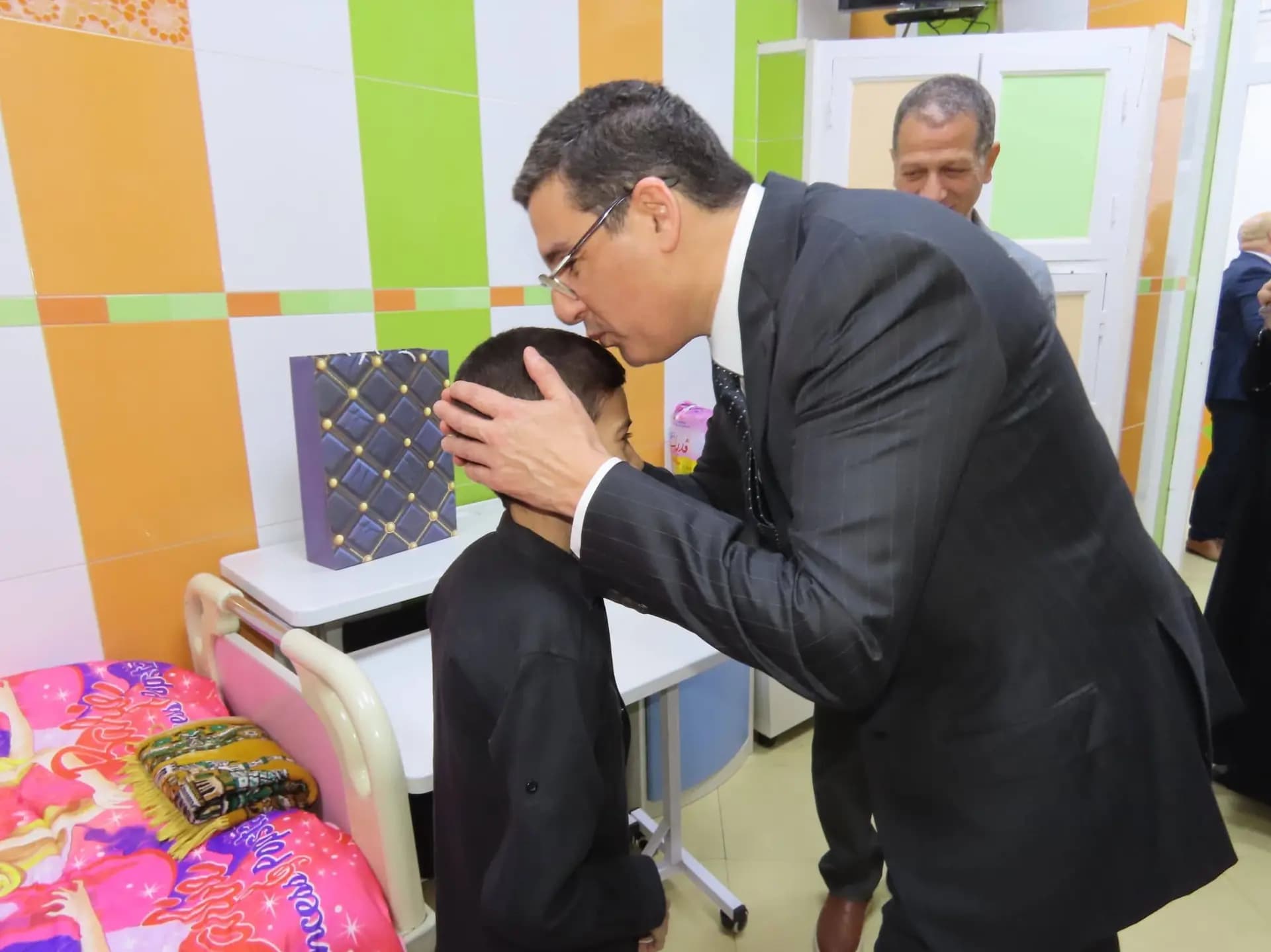 El ministro de Sanidad visita a los niños hospitalizados en el CHU Mustapha-Pacha y en el EPH de Birtraria en Argel