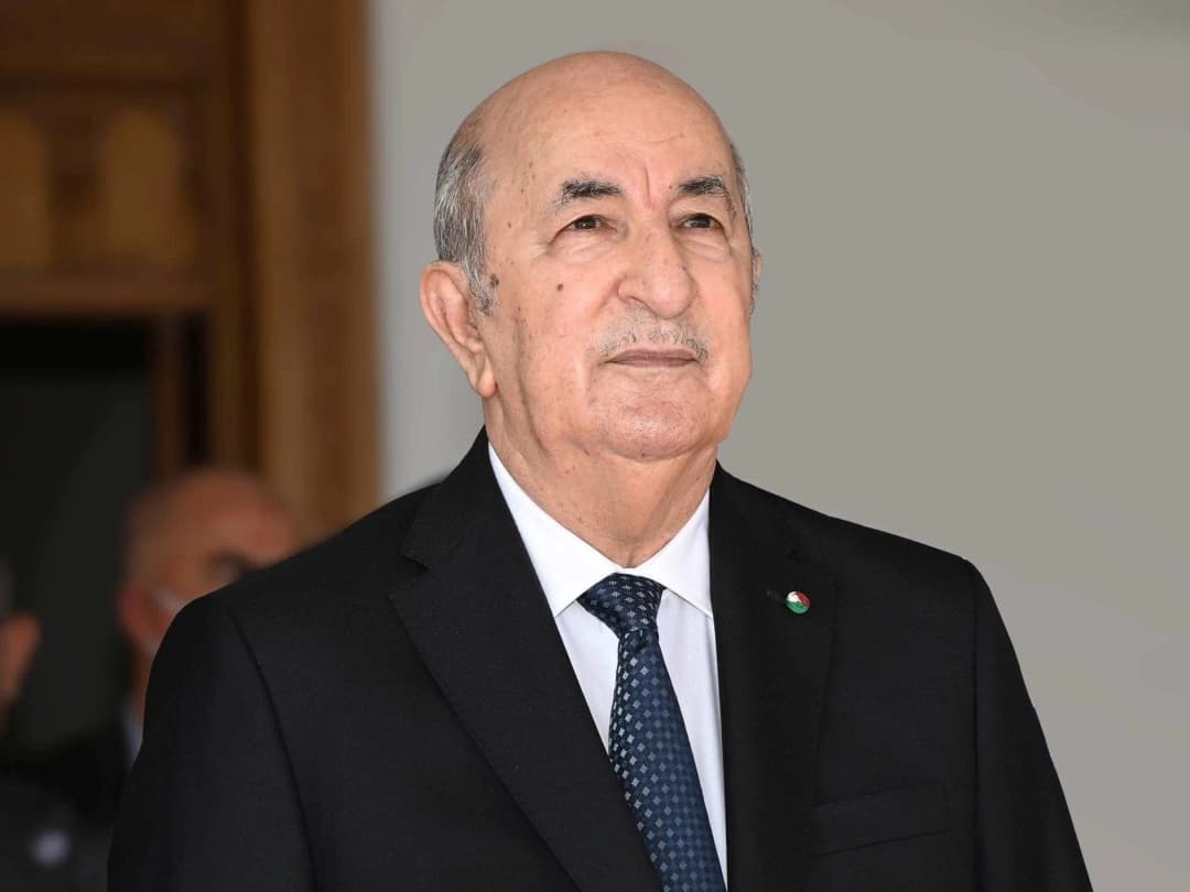 El presidente de la República, Abdelmadjid Tebboune, reafirmó este lunes el apoyo de Argelia al Estado de Catar en cualquier decisión que este considere apropiada y necesaria para preservar su soberanía, garantizar la integridad de su territorio y asegurar la protección indispensable de sus ciudadanos.