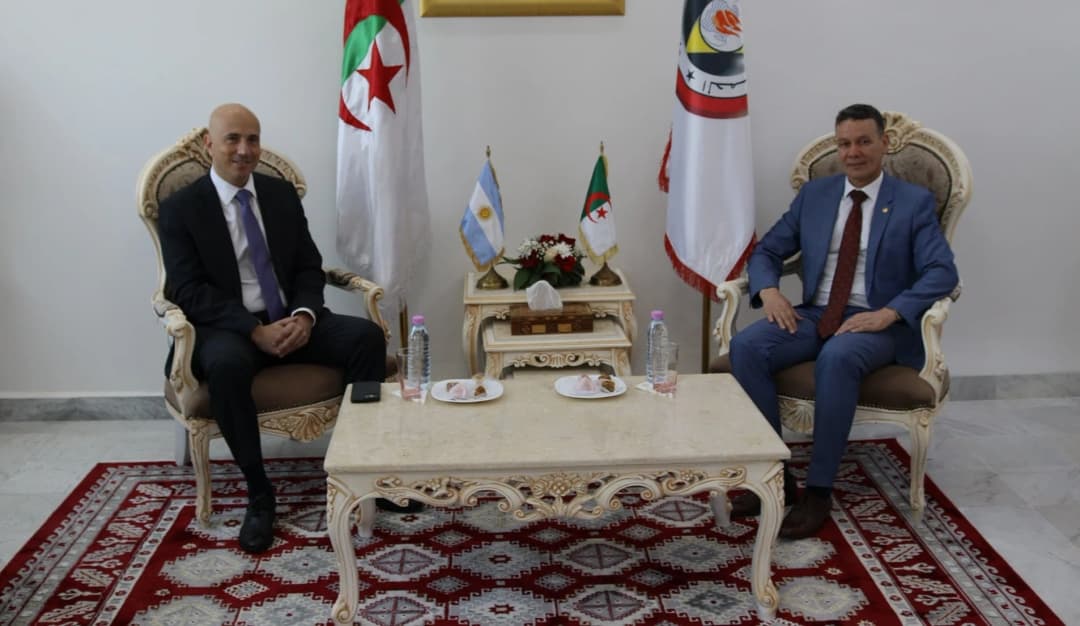 El director general de Protección Civil, Boualem Boughelaf, recibió hoy lunes en Argel al embajador de la República Argentina en Argelia, Atilio Berardi