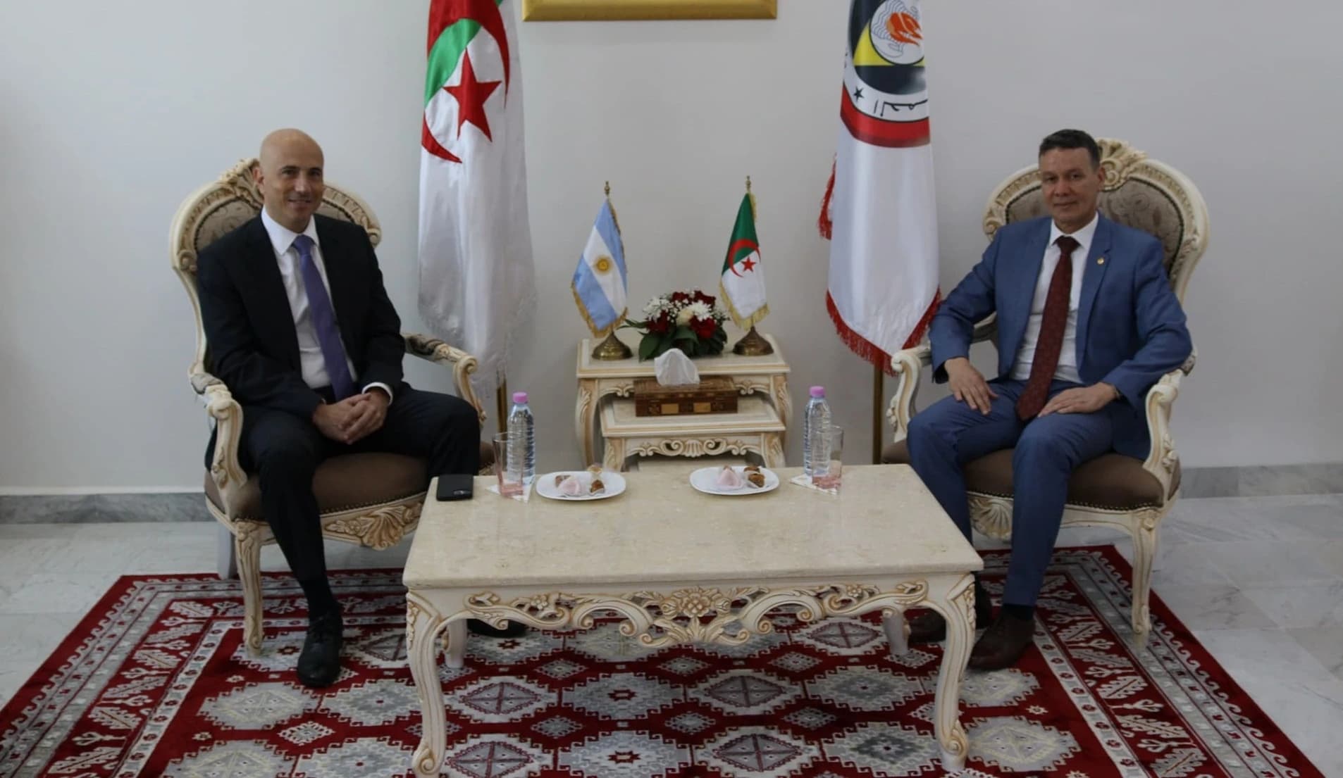 El director general de Protección Civil, Boualem Boughelaf, recibió hoy lunes en Argel al embajador de la República Argentina en Argelia, Atilio Berardi