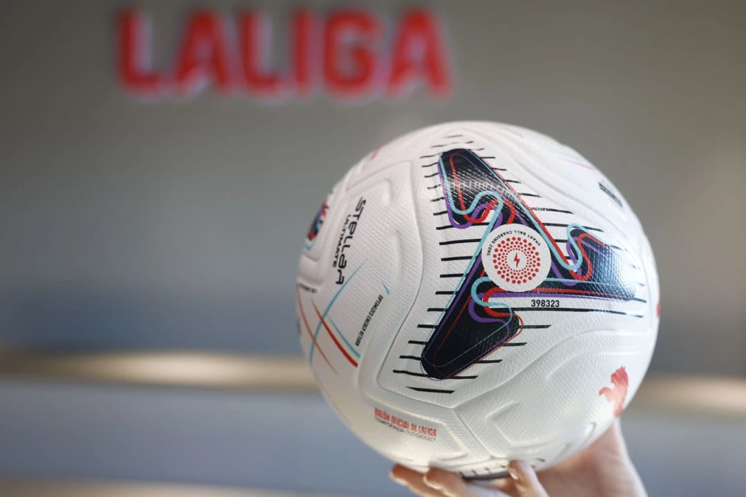 LaLiga introduce el "balón conectado" para asistir al arbitraje