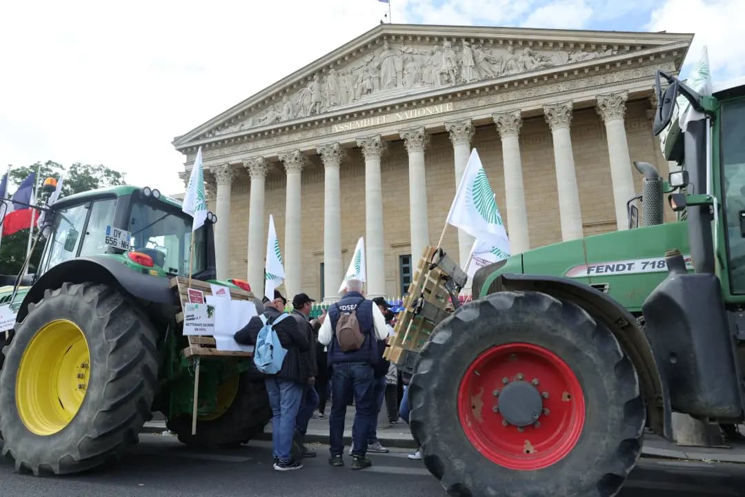 Francia/acuerdo Mercosur: Agricultores indignados toman la Asamblea Nacional francesa