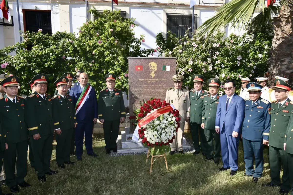 Chanegriha recibe al director del Departamento General de Política del Ejército Popular de Vietnam