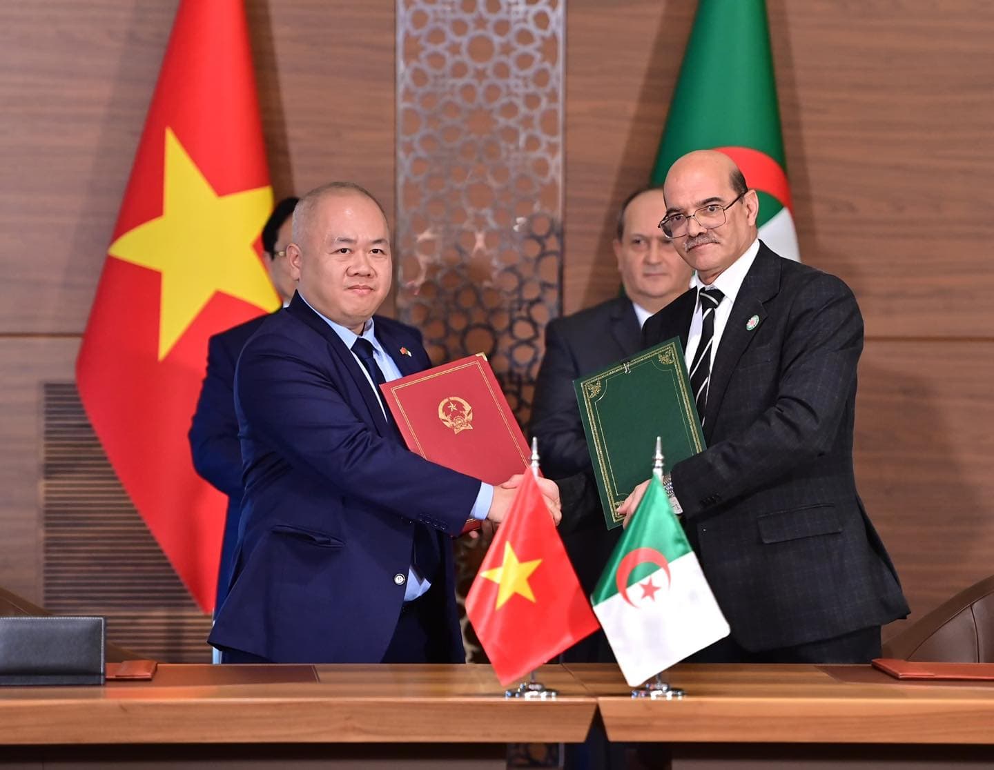 Firma de memorandos de entendimiento entre Argelia y Vietnam