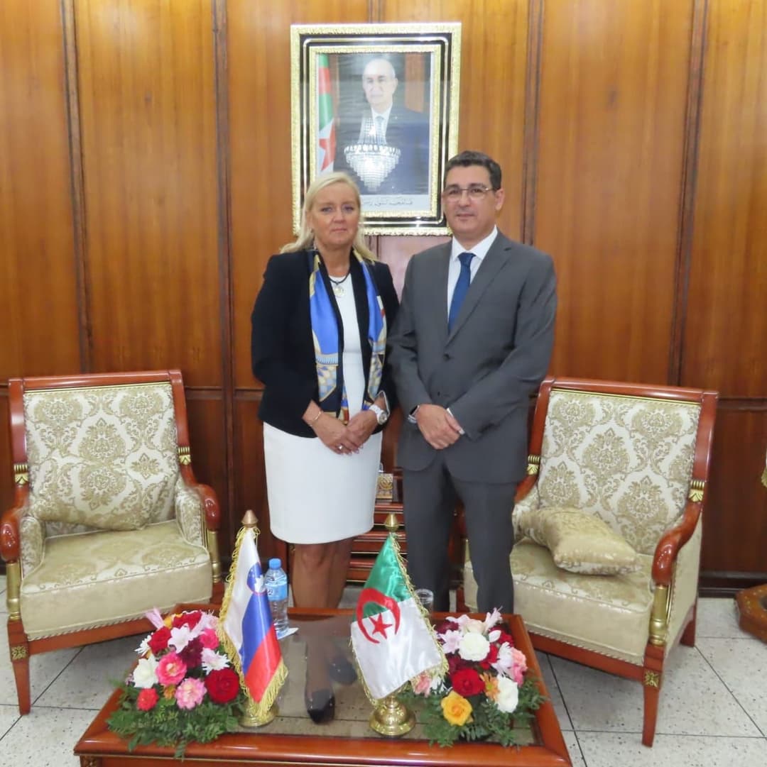 Ministro de Sanidad, Mohamed Seddik Ait Messaoudene recibe a la consejera del Primer ministro esloveno encargada de la cooperación y de la ayuda humanitaria.