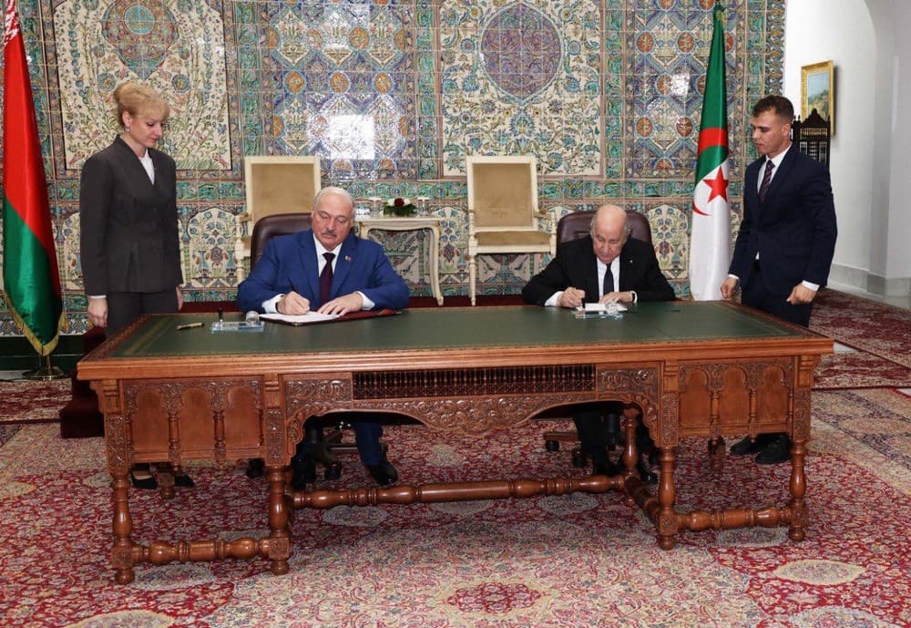 Tebboune firma con su homólogo bielorruso una declaración conjunta para reforzar las relaciones de asociación y amistad