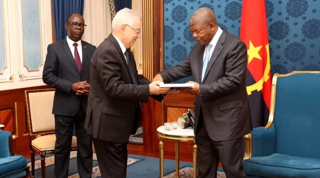 Nasri entrega al presidente de Angola un mensaje del Jefe de Estado argelino