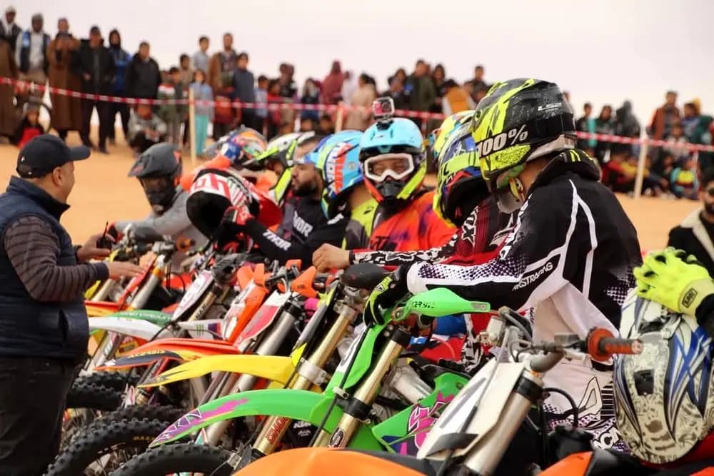 Arranca el Rally Turístico Nacional de motocross y parapente en El-Meniaa