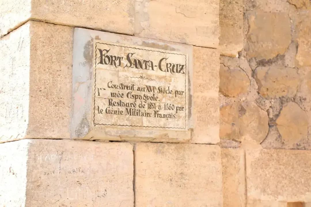 El ministro de Asuntos Exteriores de España visita el fuerte de Santa Cruz en las alturas del monte Murdjadjo