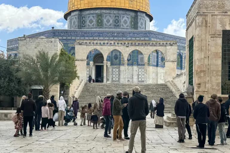 Decenas de colonos sionistas irrumpen en la explanada de Al-Aqsa
