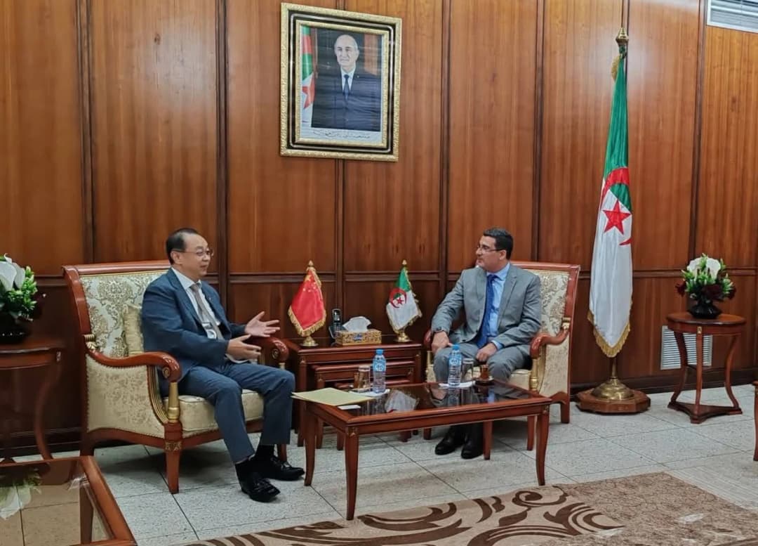  El ministro de Sanidad, Mohamed Esseddik Ait Messaoudène, recibió en la sede del ministerio al embajador de la República Popular China en Argelia, Dong Guangli